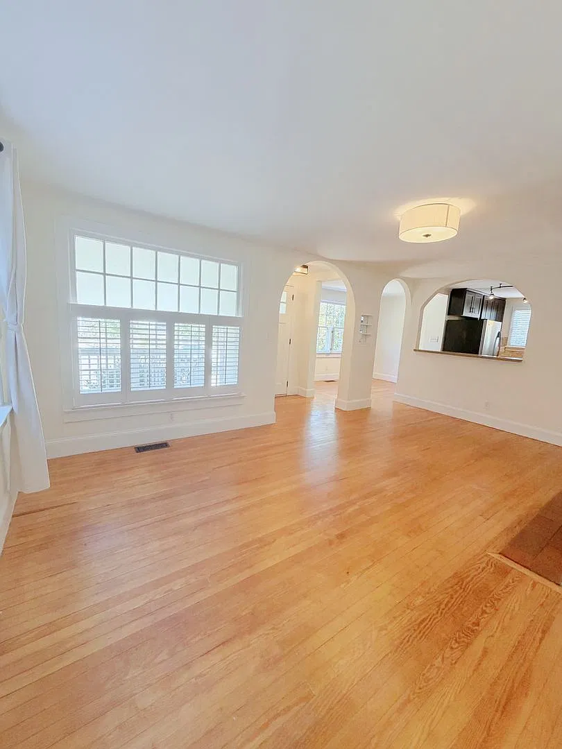 Amazing 4 bedroom house available now — Photo 2
