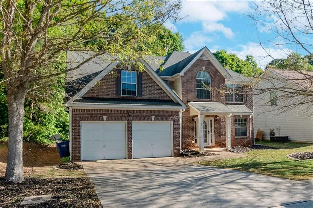 4 bed, 2.5 bath, 2816 sqft, $2,995 — Photo 1