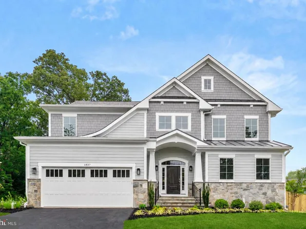 902 Olympian Cir SW, Vienna, VA 22180