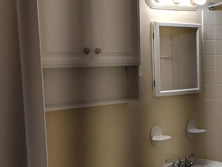 Full bathroom (hallway)
