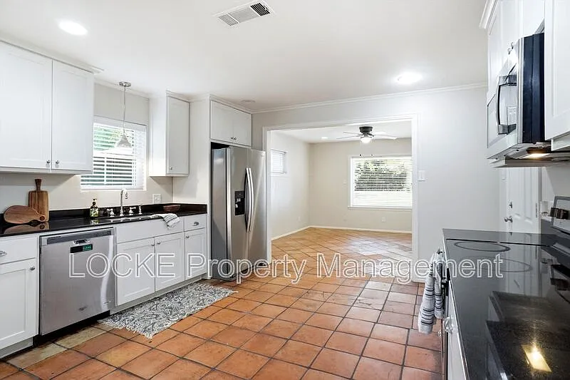 5 bed, 3.0 bath, 2800 sqft, $2,995 — Photo 3