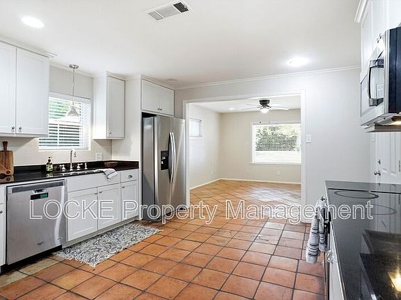 3rd image of 3528 Rogers Ave
