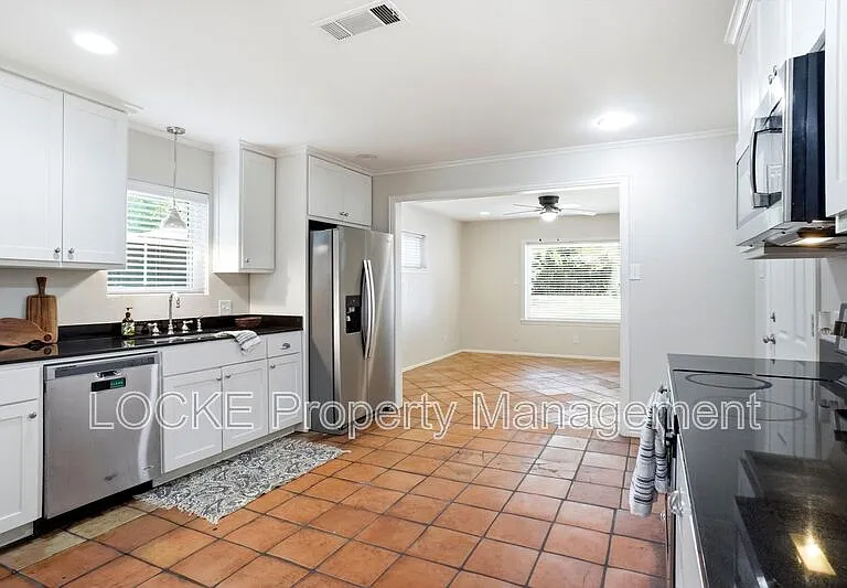 3528 Rogers Ave — Photo 3