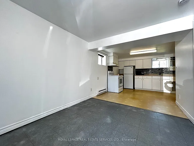 5219 Broughton Cres #IN-LAW ON MAI — Photo 4