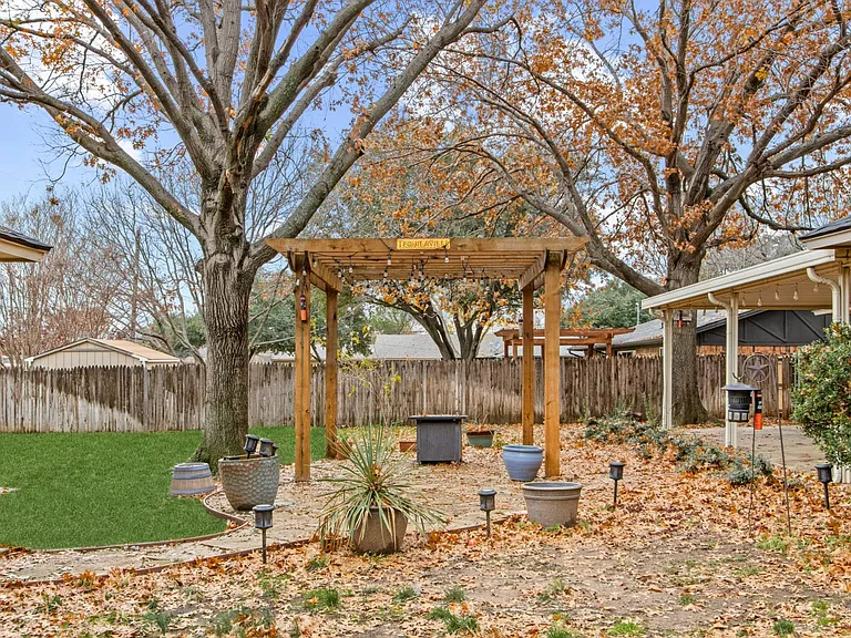 611 Field St — Photo 37