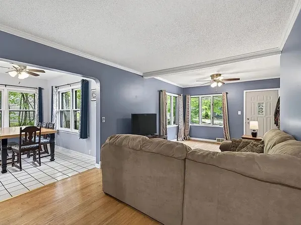 944 Mahtomedi Ave, Saint Paul, MN 55115