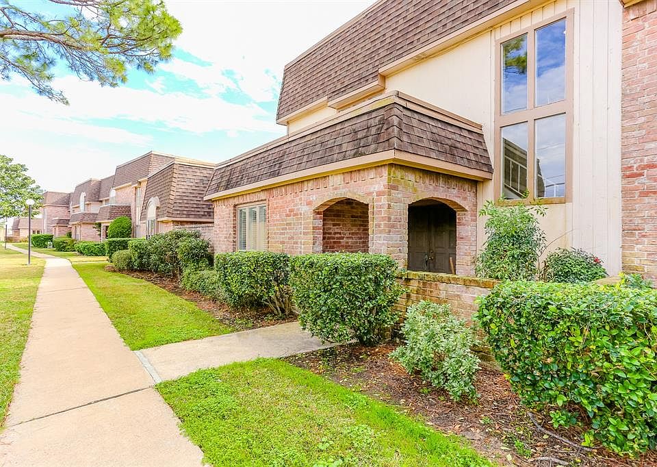 1st image of 2904 Camelot Ln