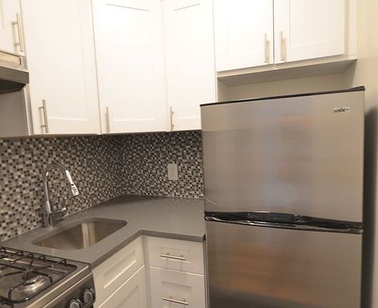 4th image of 207 E 15th St APT 2G
