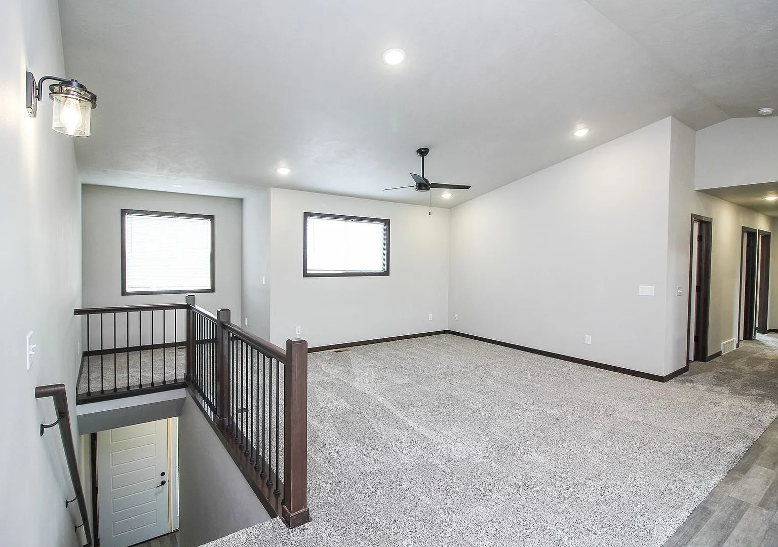 610 Samantha Condos — Photo 1