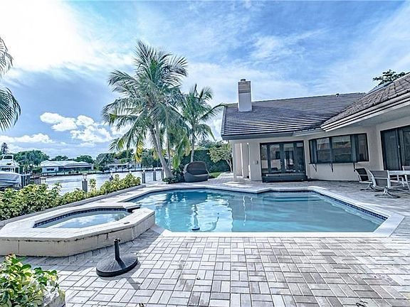3rd image of 50 Bay Colony Dr