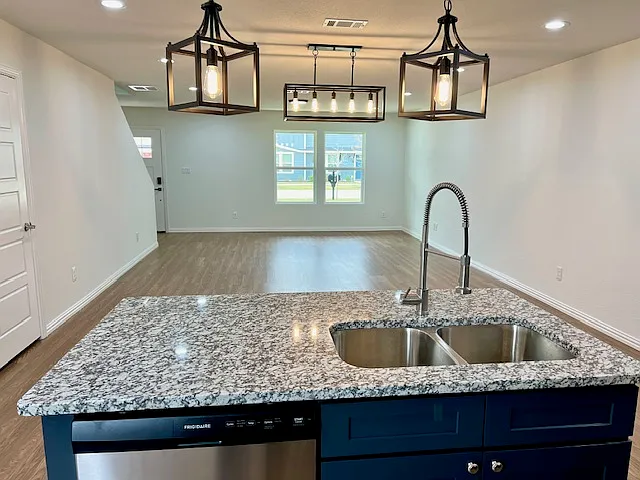 3 bed, 2.5 bath, 1471 sqft, $1,895 — Photo 3