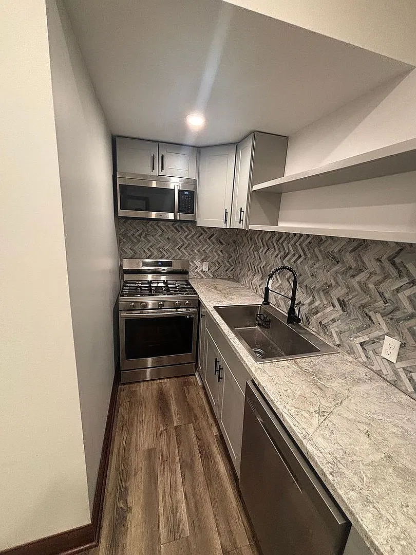 425 Crescent — Photo 2