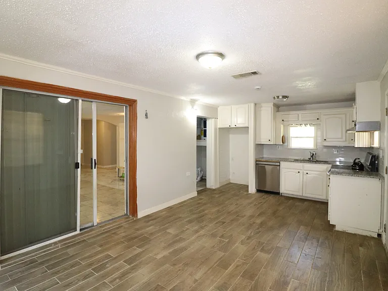 7340 Folkstone Dr — Photo 2