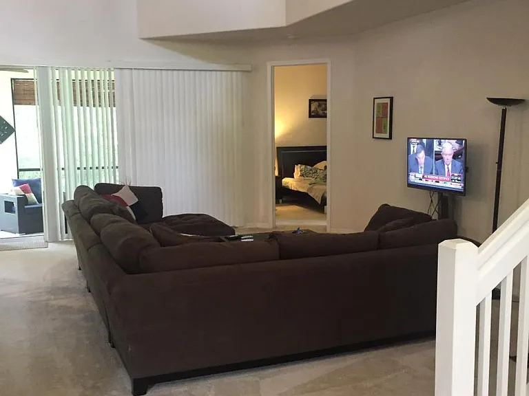 1054 Jardin Dr — Photo 3