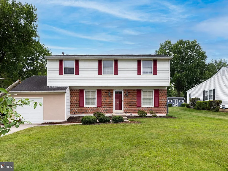 410 Woodlawn Ave — Photo 2