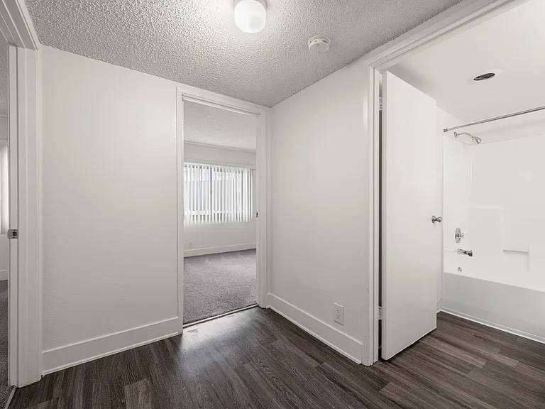 Parkwood Apartments — Photo 17