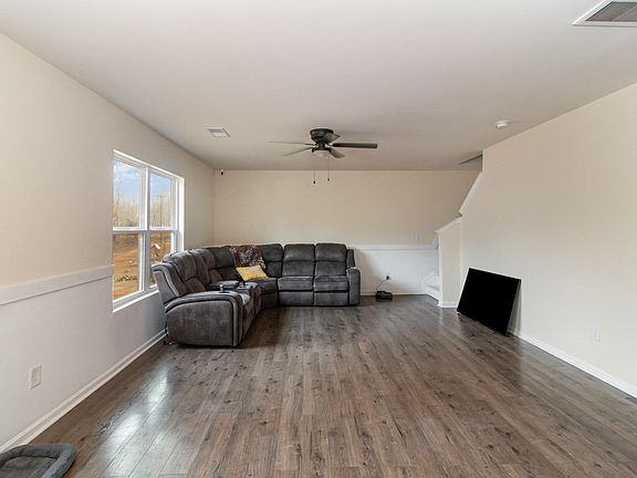 5th image of 130 Yellow Pine Dr