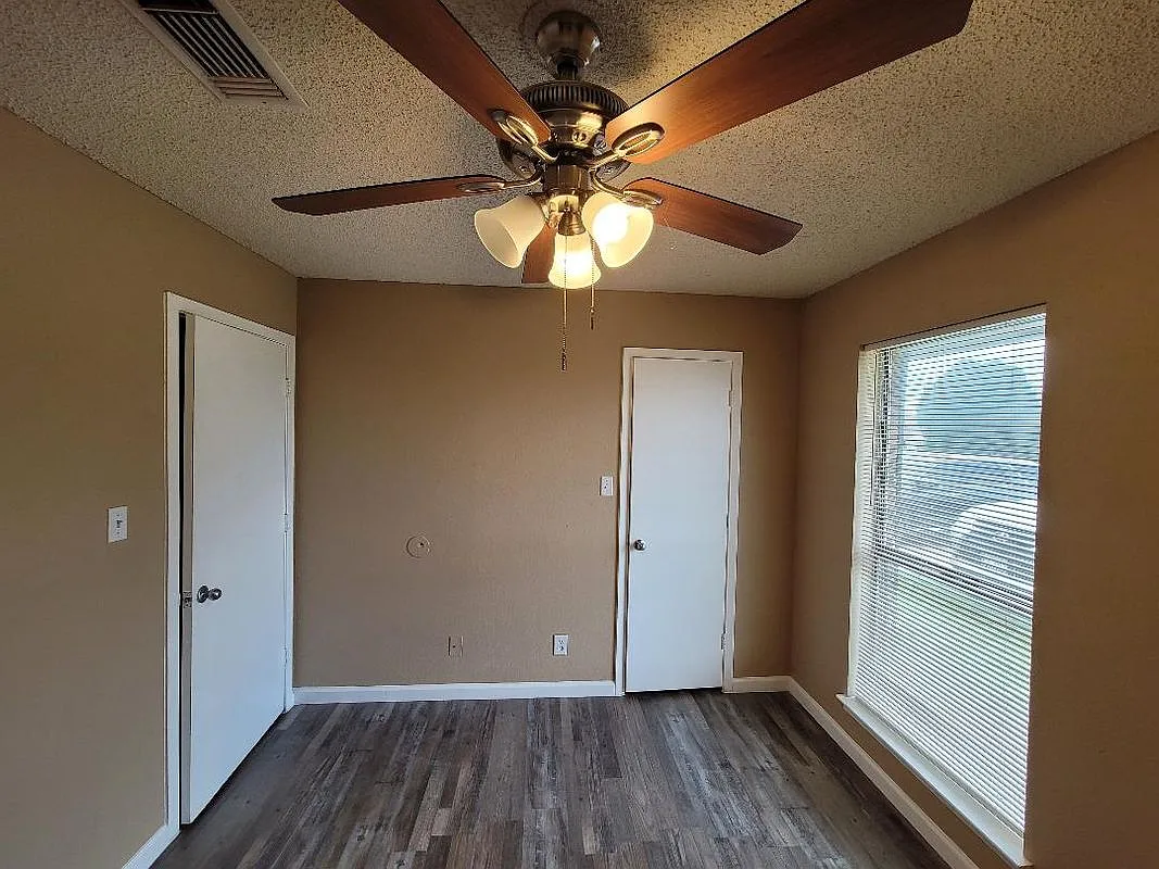 2 bed, 1.5 bath, 848 sqft, $1,275 — Photo 2