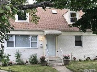 1086 North Dr, Merrick, NY 11566
