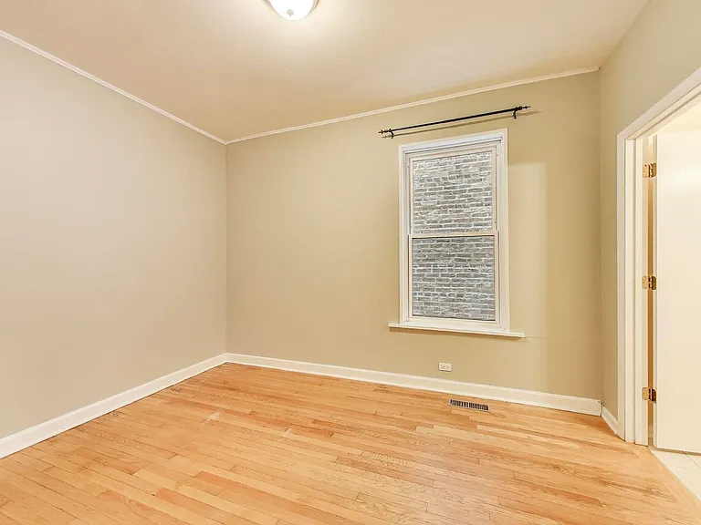 4746 N Malden St #3 — Photo 9