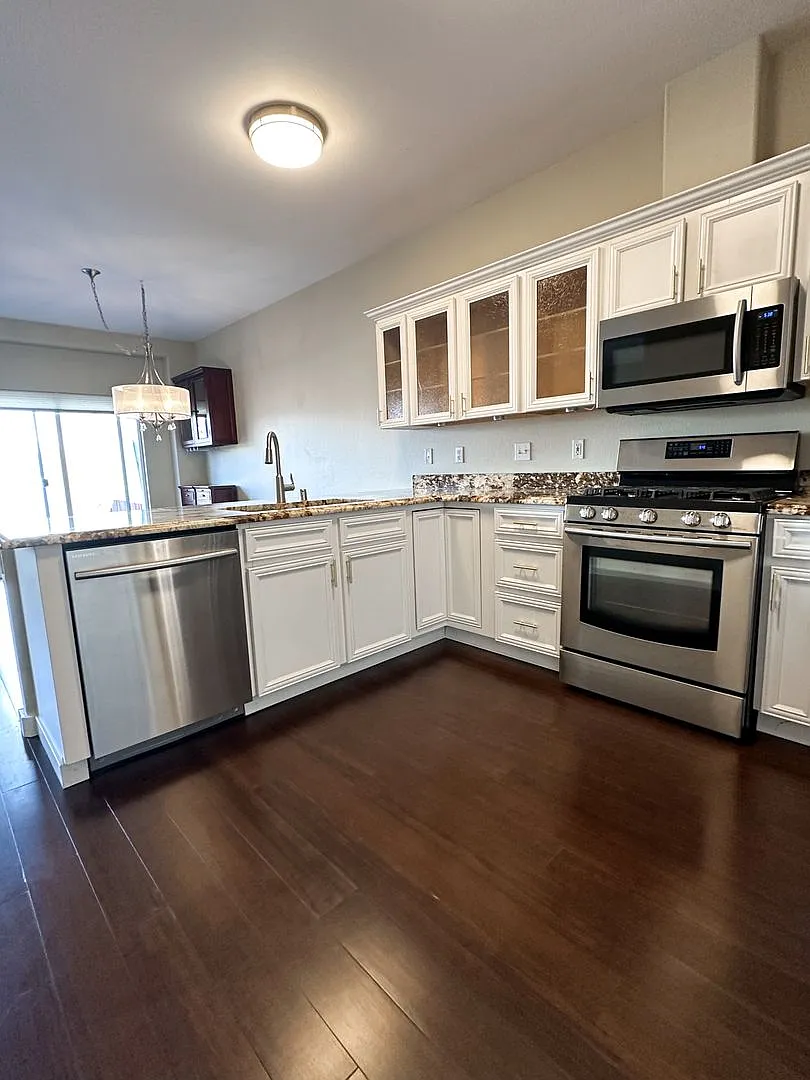 Lake Front Views| Two Car Garage| Huge Master Bedroom| Jacuzzi Tub — Photo 4