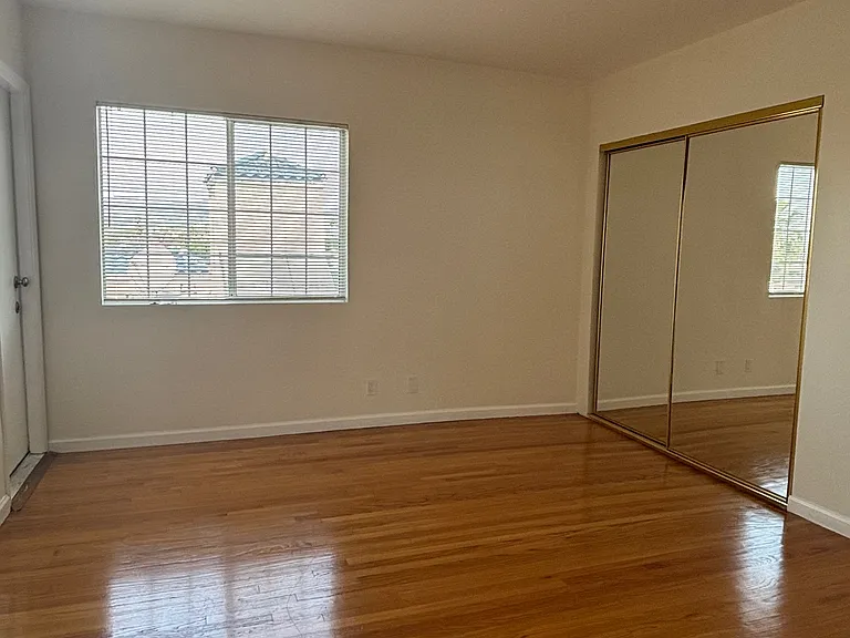 221 S Commonwealth Ave — Photo 13