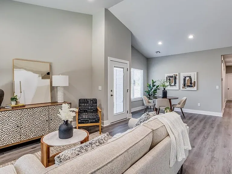 4946 N Vassar Ave — Photo 5