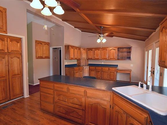 4th image of 1006 S Lakeview Dr