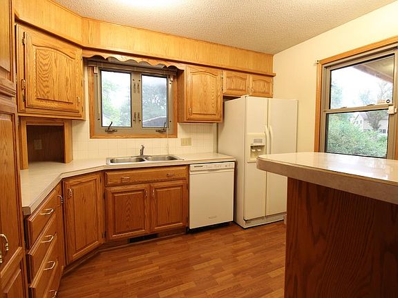 4th image of 639 Scott Ave