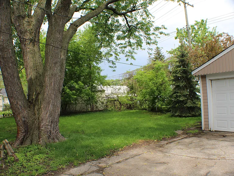 1938 Wrenson St — Photo 10