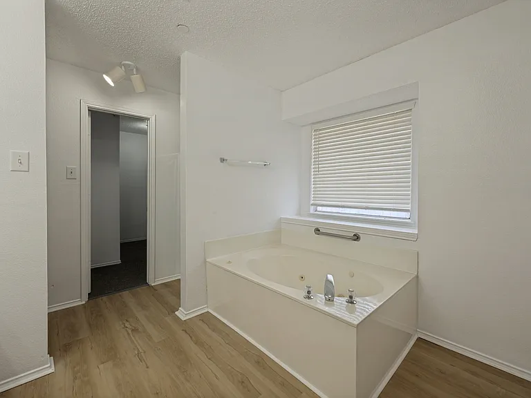 5518 Heathercrest Dr — Photo 8