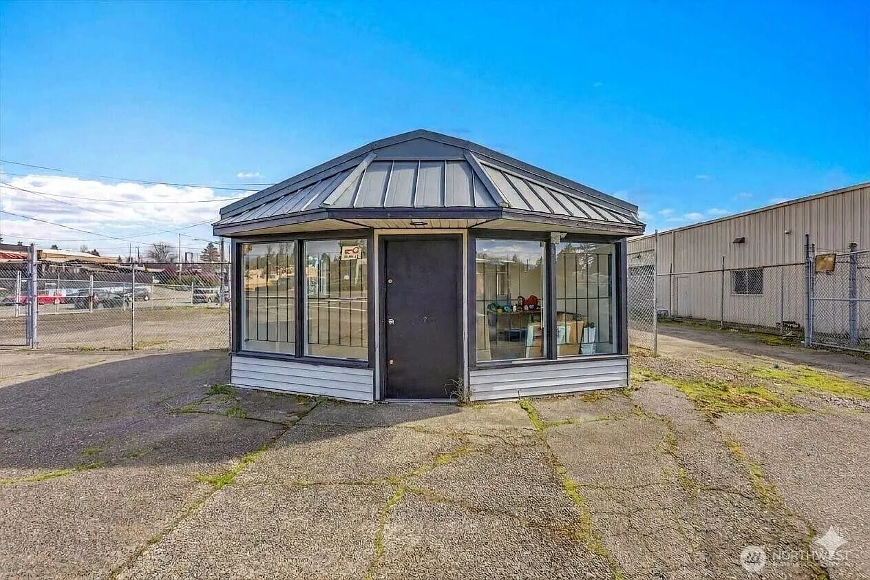 Studio, 900 sqft, $6,000 — Photo 1