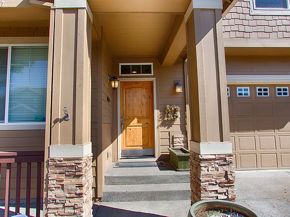 2nd image of 5420 NE 52nd St