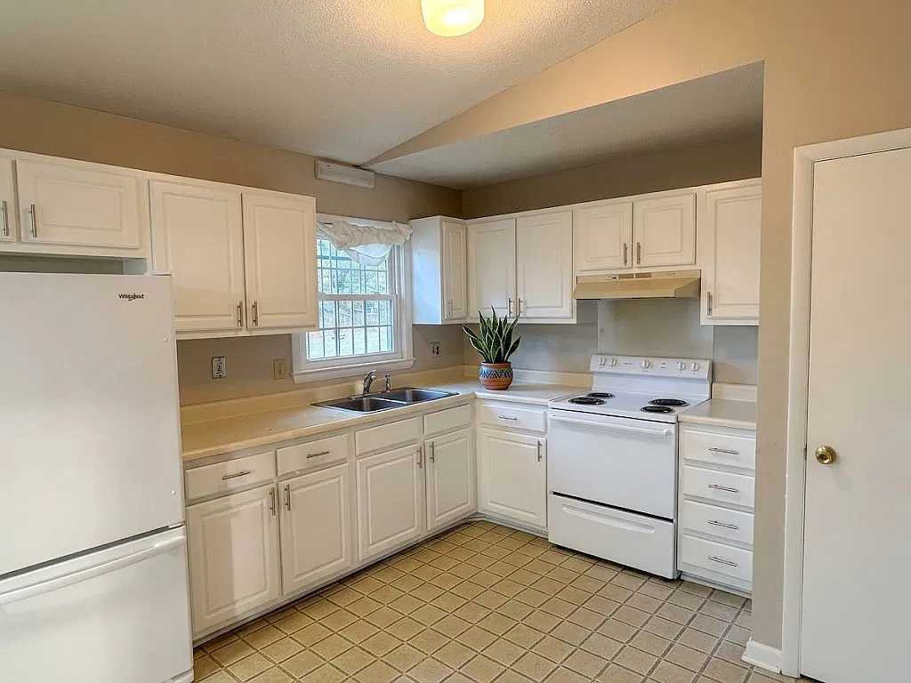 3 bed, 1.5 bath, 1128 sqft, $1,400 — Photo 3