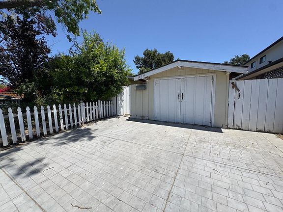 3rd image of 10534 Sterling Blvd