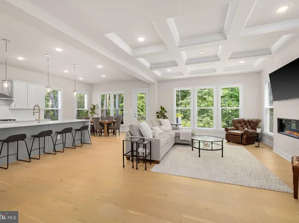 4615 Wood Glen Rd, Fairfax, VA 22032