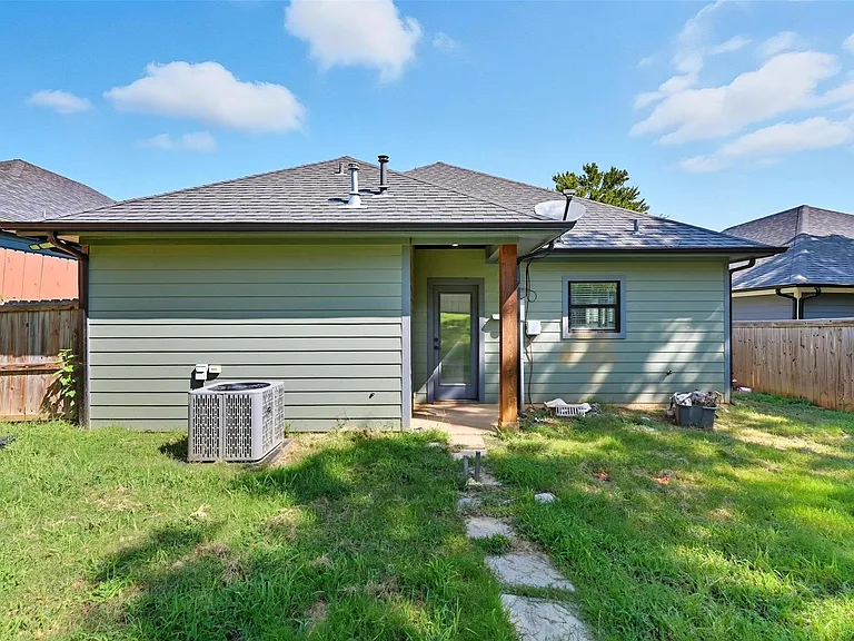 610 E Texas St — Photo 18