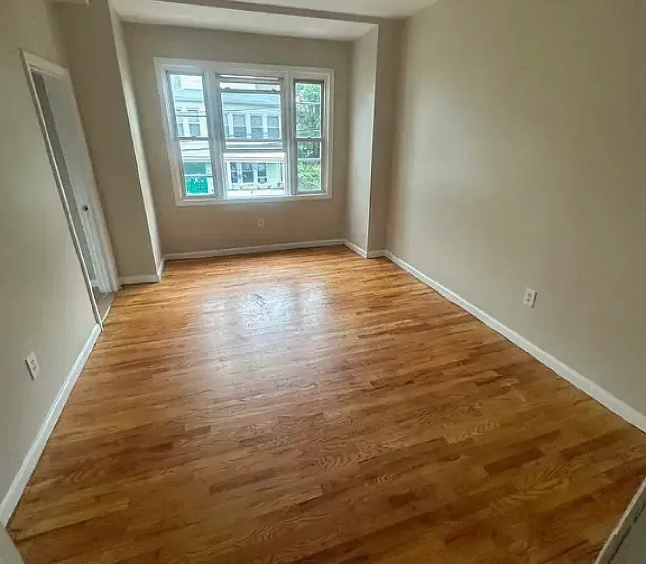 4 bed, $2,400 — Photo 1