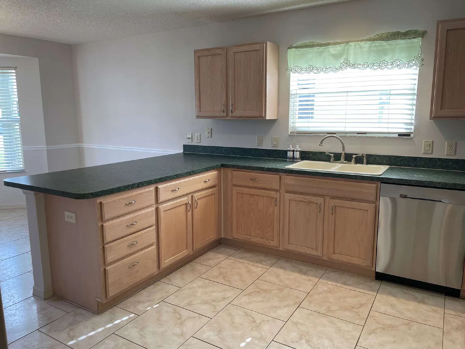 3 bed, 2.0 bath, 1850 sqft, $2,300 — Photo 3