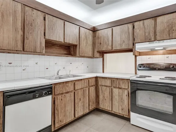 2 Briarwood Cir APT 102, Hollywood, FL 33024