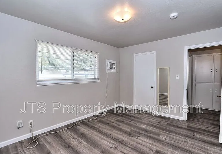 4439 V St #5 — Photo 40