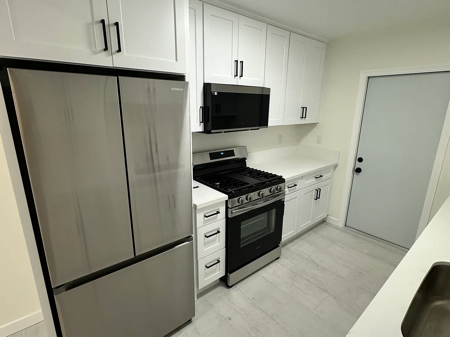 3 bed, 950 sqft, $2,895 — Photo 2