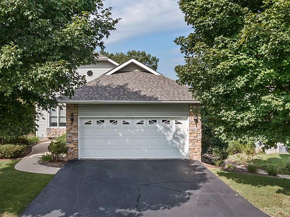 3rd image of 20 Cove Park Ln