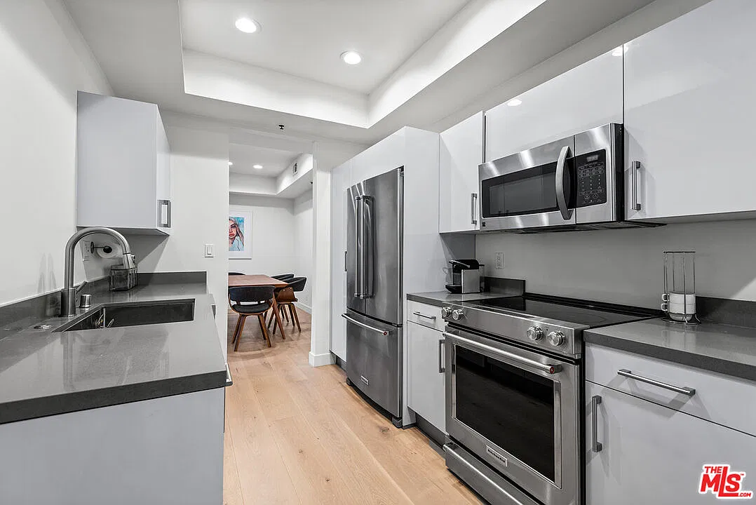 2 bed, 2.0 bath, 1330 sqft, $6,975 — Photo 4