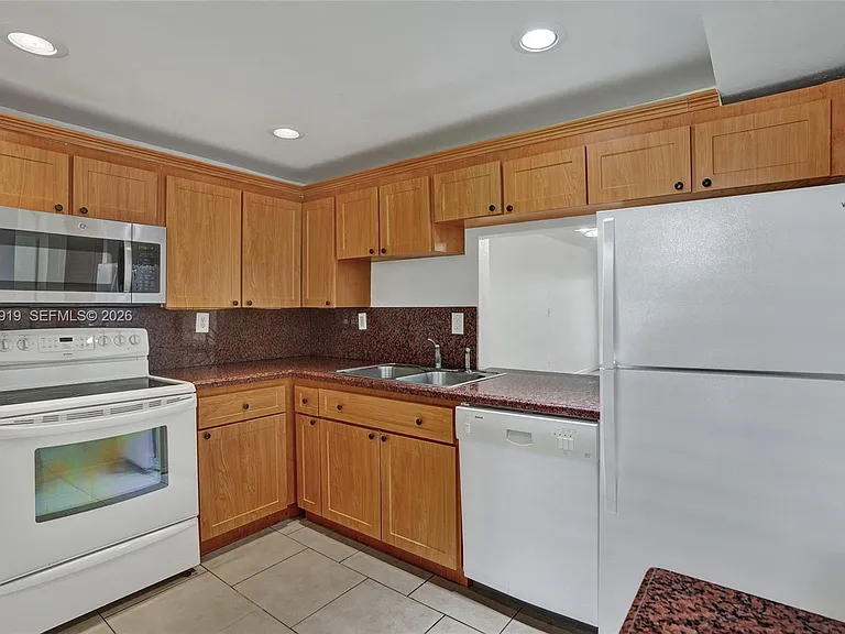 1601 NE 191st St #B112 — Photo 3