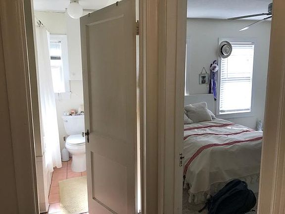 Bathroom separating the two front bedrooms