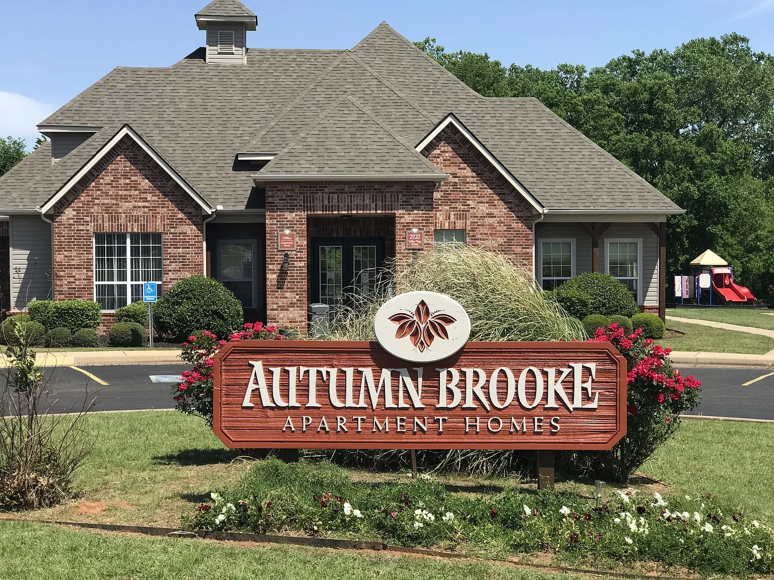 Autumn Brooke Apartments — Photo 2