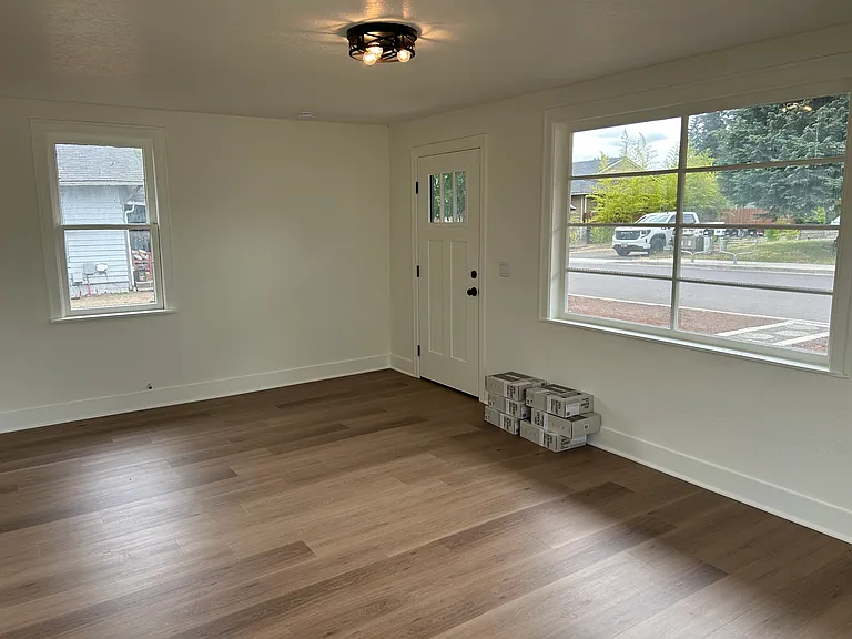 548 N Locust St — Photo 7