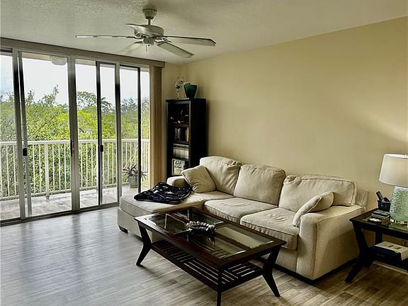 5th image of 529 E Sheridan St #3081