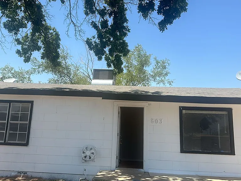 803 E 3rd St — Photo 3